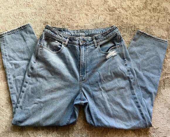 American Eagle Denim - American Eagle High-Rise Mom Jeans Light Wash Size 8
